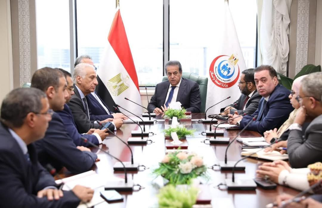 وزير الصحة يعقد اجتماعاً مع شركتي «تكنويڤ» و«ميدبوت» لبحث تفعيل تقنية الروبوت الجراحي.